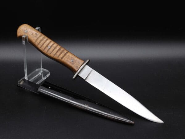 Infantry combat knife with cross guard